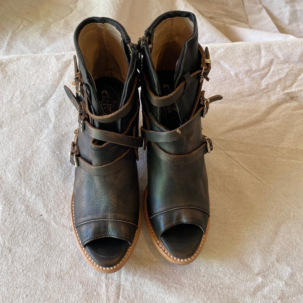 Freebirds - Carter size 9 in dark brown. Never worn